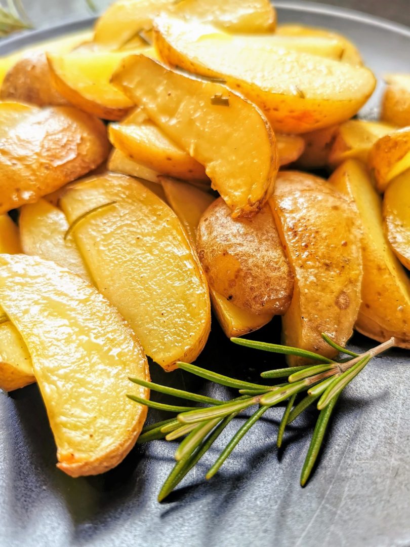 Kartoffelspalten mit Rosmarin - die perfekte Beilage zu Fleisch und Fisch. Aber auch als veganes Hauptgericht unschlagbar!