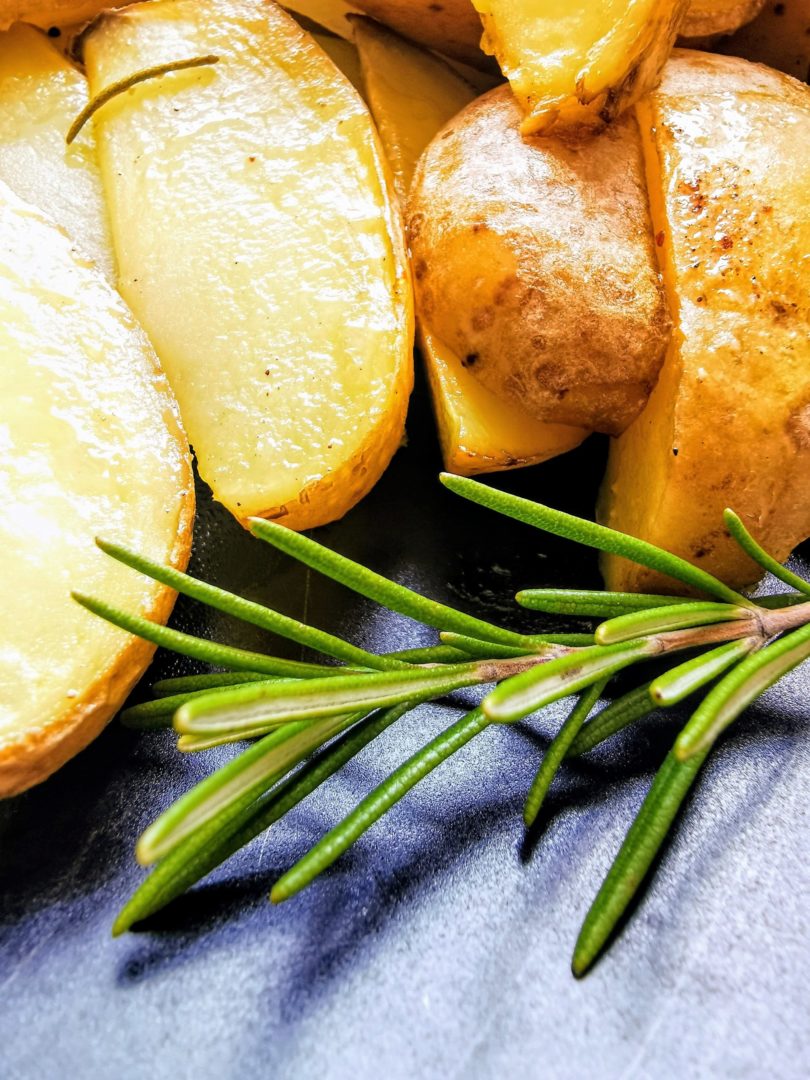 Vegan, einfach, lecker - Rosmarinkartoffeln nach einem Rezept auf Cappotella, dem Foodblog mit Genuss im XXL-Format