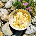 Rezept für Schnittlauchbutter. Der Clou daran sind die Blüten, die eine sanfte Süße als Kontrast zum scharfen Schnittlauch abgeben.