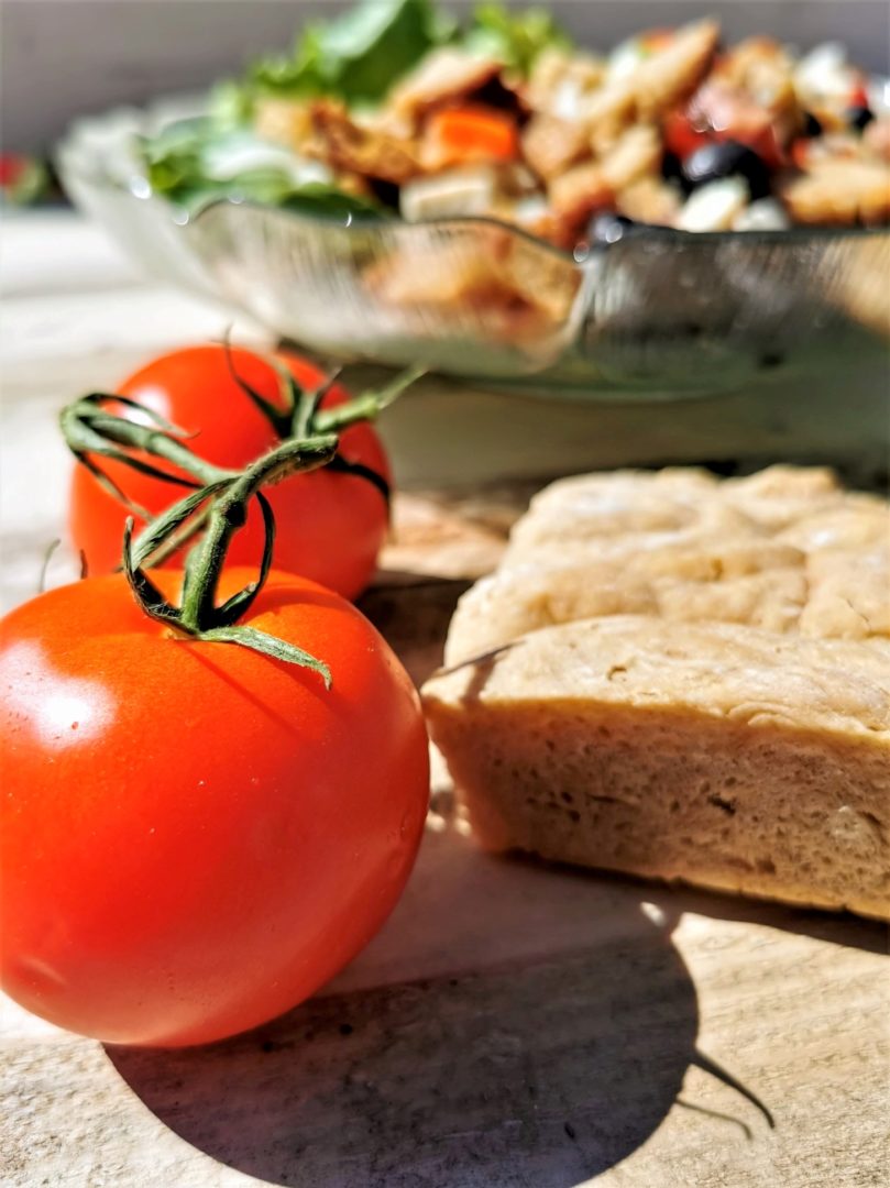 Brotsalat mit Tomaten, Mozzarella, Oliven und Gurke - ein sommerlich leichtes Gericht zum Nachmachen.