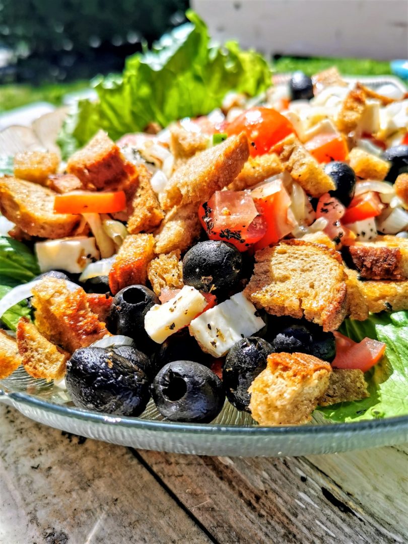 Vegetarischer Brotsalat mit Oliven, Tomaten und Gurke