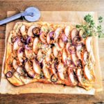 Flammkuchen mit Birne und Cambozola - ein herbstlich würziges Rezept für vegetarischen Genuss