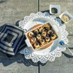 Baked Oatmeal Banana Split - der perfekte Start in den Tag mit meinem Porridge aus dem Ofen. Haferbrei mit Banane, Schokostreuseln und Chiasamen. Lecker und gesund!