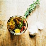 Rezept: eingelegter Knoblauch in Olivenöl mit Thymian, Rosmarin und Chili - ein tolles Geschenk aus der Küche
