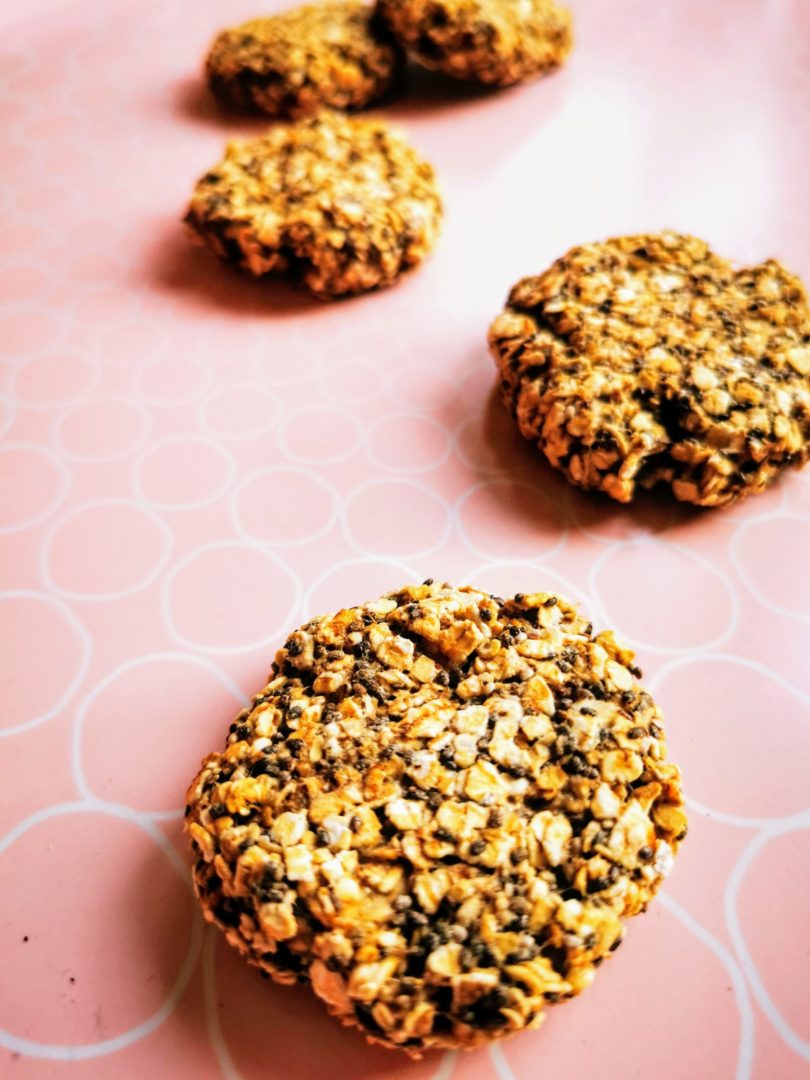 Ein schnelles Rezept für vegane Frühstückskekse in weniger als 30 Minuten. Diese Kekse sind easy, schnell zubereitet und lecker.