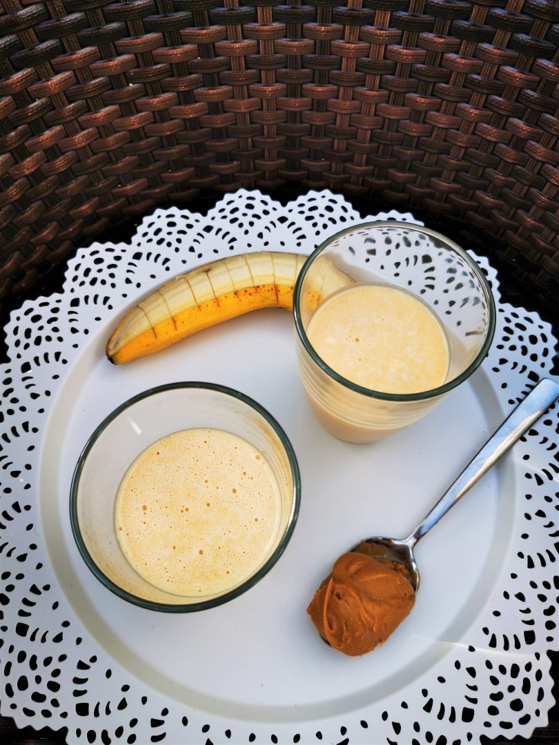 Rezept für vegane Bananenmilch mit Erdnussbutter: Ein rundum gesundes Frühstück für alle, die morgens nicht gern essen.