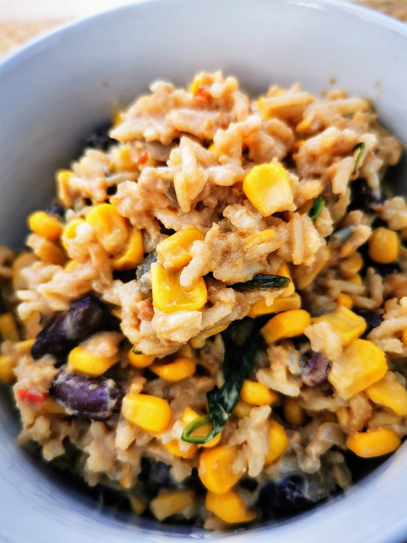Reis mit Mais, Kidneybohnen, Babyspinat und Erdnusssoße. Ein veganes One Pot Gericht, das schnell und einfach ist