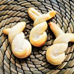 Süße Osterhasen aus Hefeteig. So einfach kannst du dieses leckere Ostergebäck mit meinem Rezept mit Schritt-für-Schritt-Anleitung nachbacken.