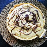 Dieses Rezept für Erdnussbutter-Bananenkuchen mit Puddinghaube besticht durch den einmaligen Geschmack und die einfache Zubereitung! Lecker!