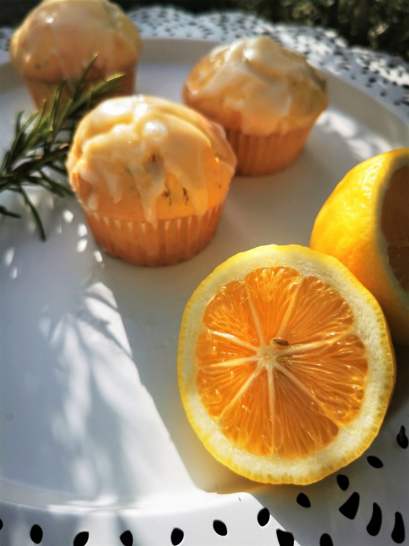 Dieses Rezept für Zitronenmuffins hat es in sich. Durch den Rosmarin und den Zitronenpfeffer bekommen die Muffins eine pfiffige Note.