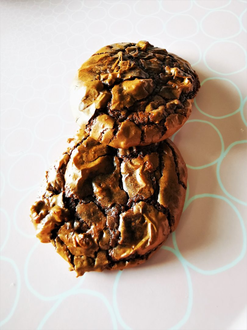 Du möchtest richtig geniale Schokokekse backen? Dann probier das Rezept für Double Chocolate Cookies aus. Herrlich softe Kekse mit Schokolade!