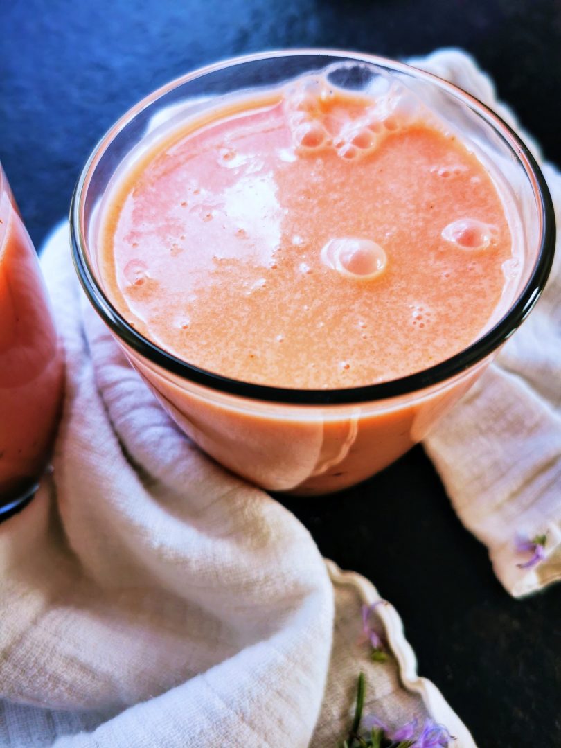 Lassi aus Joghurt, Melone und Gewürzen - ein herrlich leichtes Getränk für den Sommer!