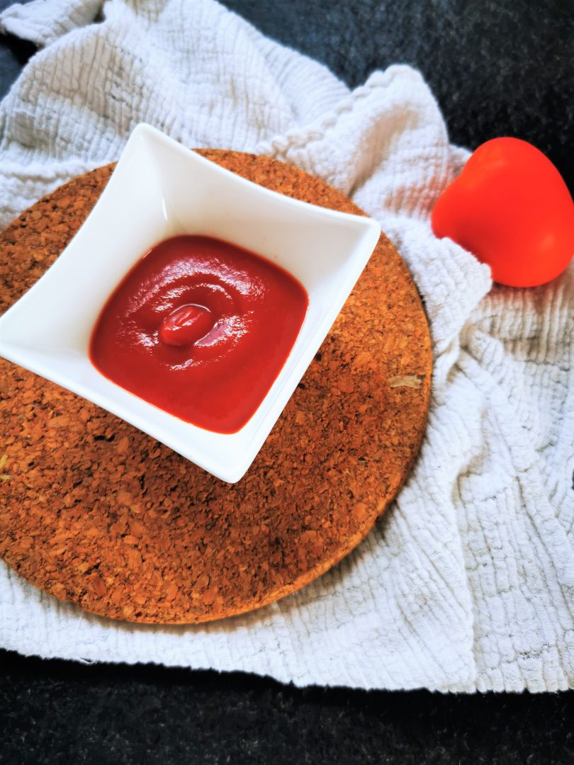 Dieses Rezept für Ketchup ohne Kochen wirst du lieben. In wenigen Minuten mit einfachen Zutaten hast du dein eigenes Tomatenketchup gezaubert. Einfaches Ketchup aus Tomatenmark, Fruchtpüree und Gewürzen - ein tolles Rezept.