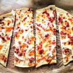 So einfach und schnell kannst du selbst Elsässer Flammkuchen zubereiten. Dieses simple Rezept steht für vollen Geschmack und Genuss!