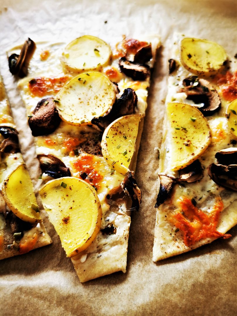 Eine leckere Alternative zu Pizza bietet dieser Flammkuchen mit Schmand, Kartoffeln und Champignons