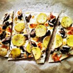 Diese herrliche vegetarische Variation des Flammkuchen mit Kartoffeln und Champignons ist eine Versuchung wert - ein einfaches Rezept!