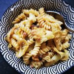 Rezept für eine herzhafte Nudelpfanne mit Wirsing, Katenschinken und Walnüssen - einfach, lecker und schnell. Dieses Gericht wirst du lieben!