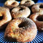 Du möchtest diese leckeren Kringel backen und weißt nicht wie? Hier zeige ich dir ganz einfach, wie du Donuts ohne Donutmaker backen kannst!