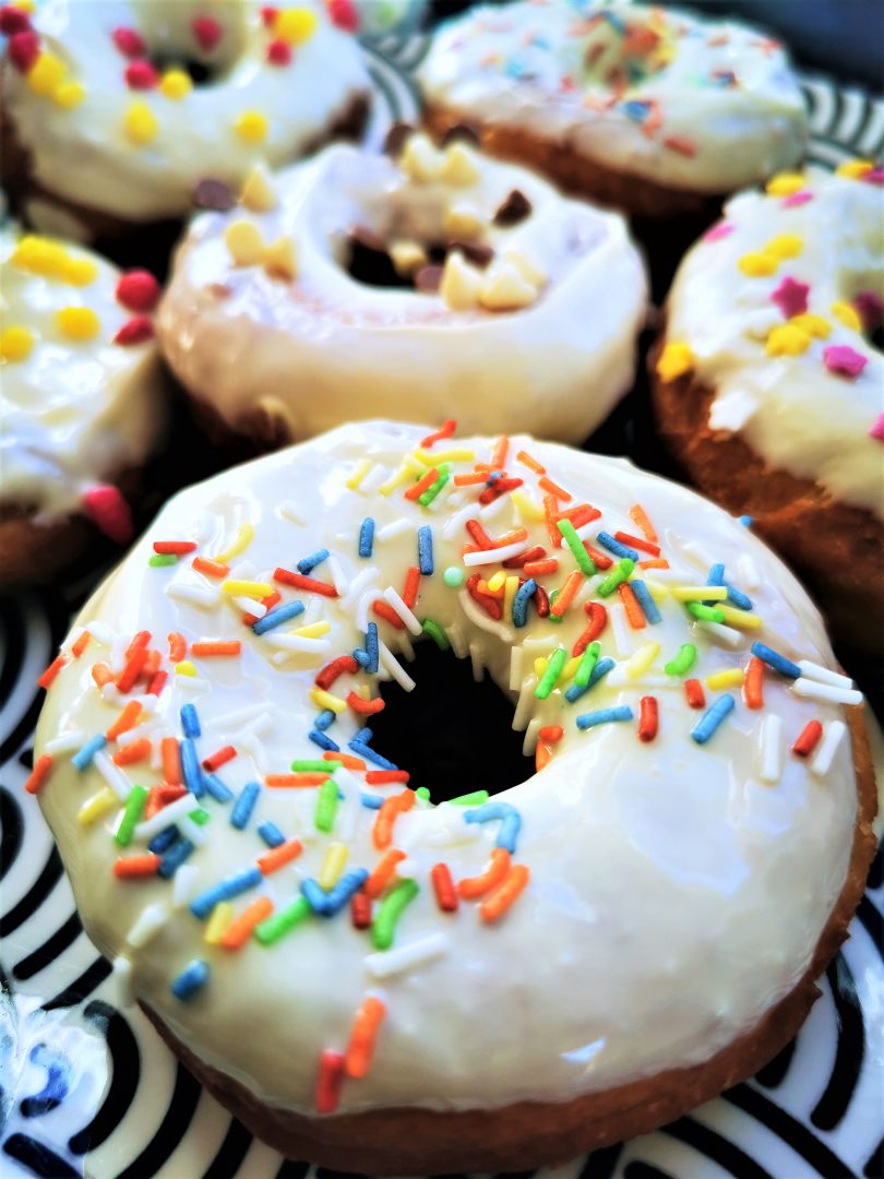 Bunte Donuts mit Zuckerglasur und Zuckerstreuseln - perfekt für den Kindergeburtstag oder einfach so.
