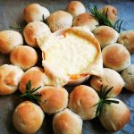 Du suchst nach dem perfekten Partysnack? Dann solltest du mein Rezept für Rosmarin-Bubble Bread mit Ofenkäse unbedingt testen. Schnell& lecker