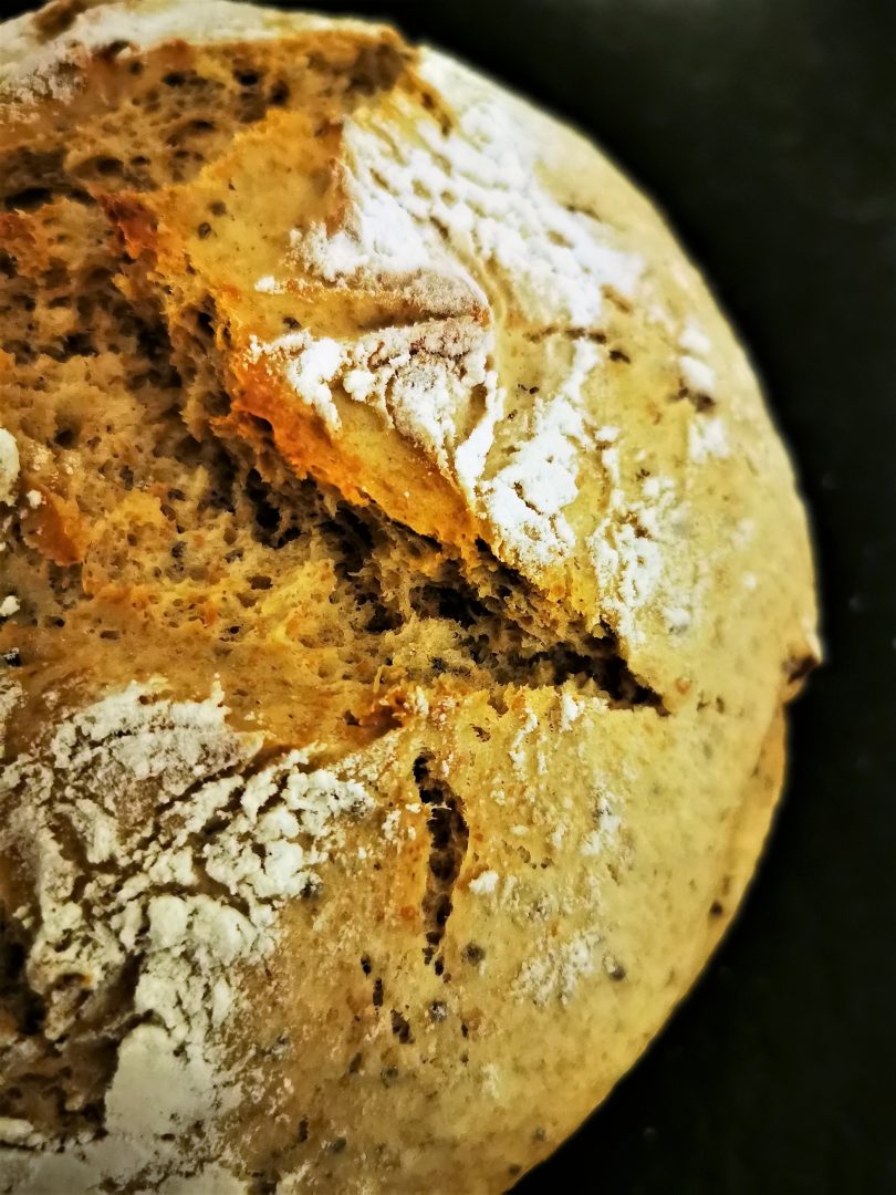 Brot selber backen - so einfach geht es. Hier findest du eine Schritt für Schritt Anleitung für Topfbrot mit Chiasamen