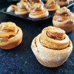 Dieses kinderleichte Rezept für Hefeschnecken wirst du lieben! Schritt für Schritt erkläre ich dir, wie du diese Leckereien backen kannst!