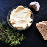 Dieses einfache Rezept für Aioli wirst du lieben. In wenigen Handgriffen zum perfekten Dip zu Brot, Gemüse & Grillgut. Nachmachen & genießen