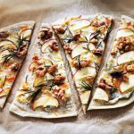 Rezept für Flammkuchen mit Apfel: vegetarisch, schnell und einfach. Eine tolle Alternative zum klassischen Flammkuchen mit Speck und Zwiebeln.