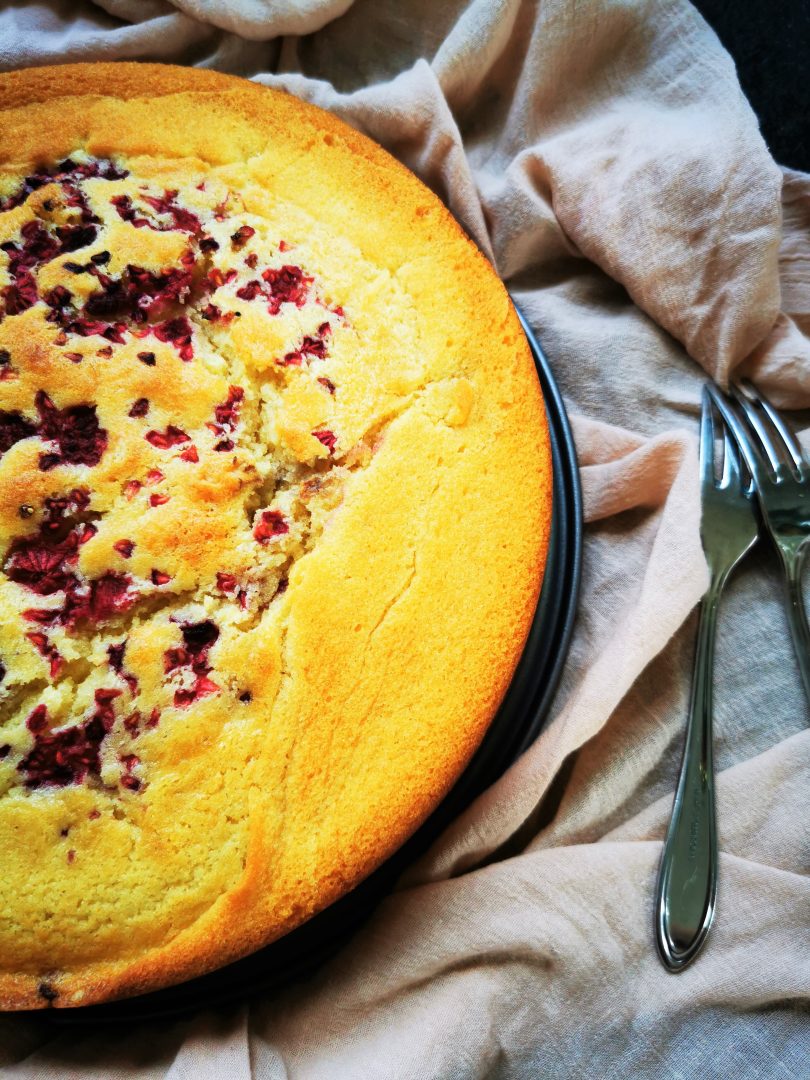 Ein einfacher Rührkuchen aus der Springform mit Zitrone und Himbeeren - schnell, einfach und lecker!