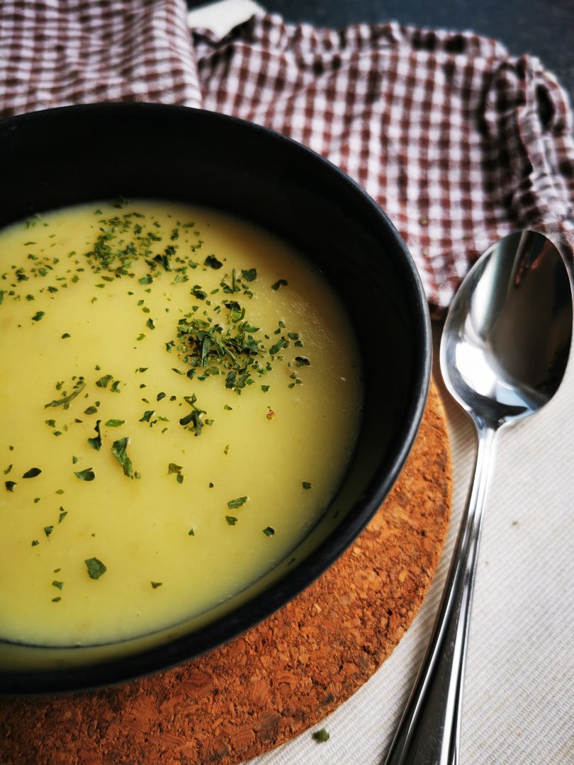 Blumenkohlsuppe kochen - so einfach geht es. Eine einfache Cremesuppe aus Blumenkohl, Kartoffeln und Gemüsebrühe.