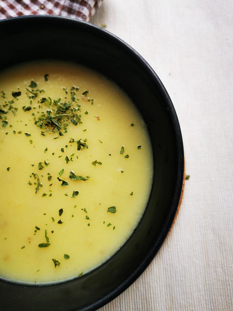 Rezept für Blumenkohlsuppe mit Kartoffeln und Frischkäse - ein einfaches Gericht für Cremesuppe.