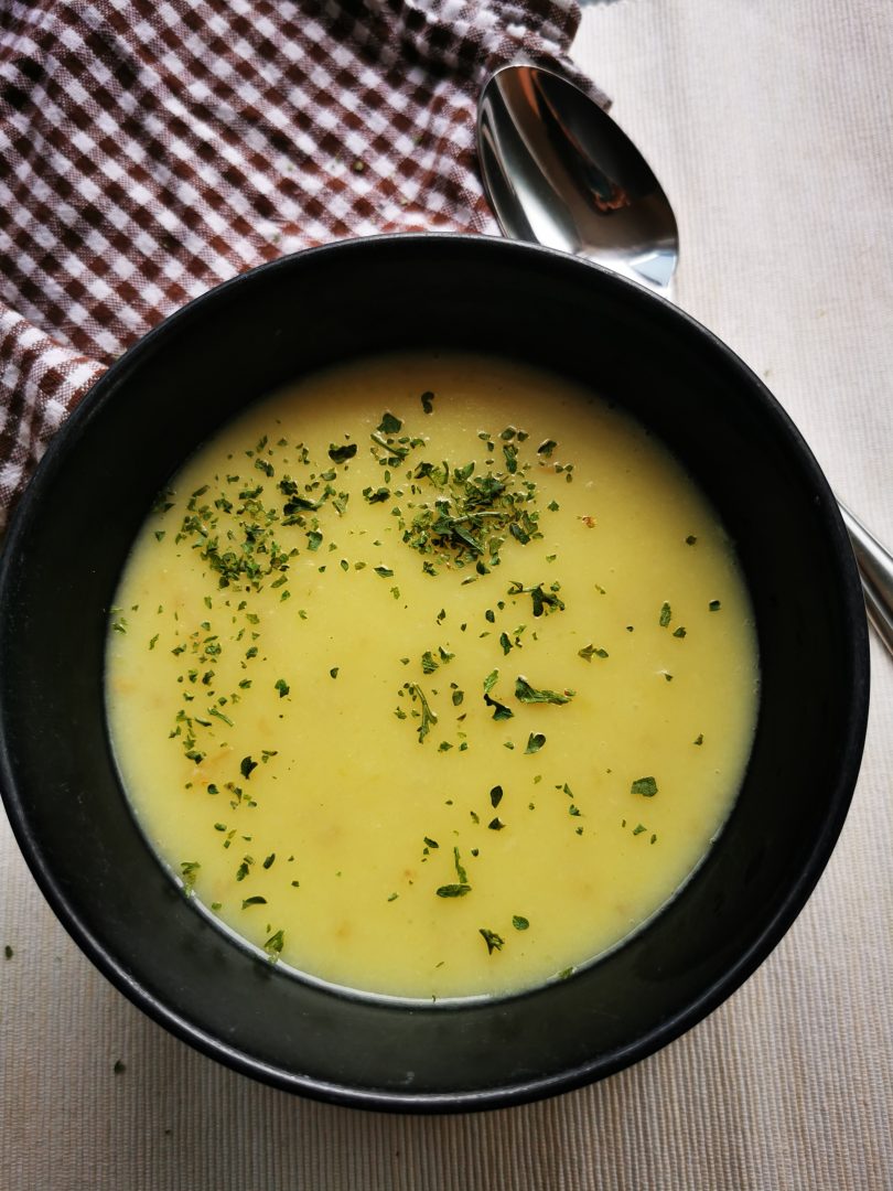Cremige Blumenkohlsuppe mit einem Hauch Frischkäse - ein kinderleichtes vegetarisches Rezept für Suppenliebhaber!