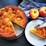 Versunkener Apfelkuchen ist ein Klassiker. Dieses Rezept mit Quark und Zuckerkruste ist ein Highlight auf der Kaffeetafel. Backen & genießen!