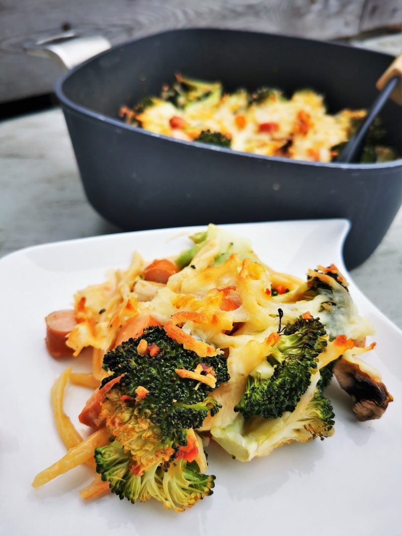 Leckeres Nudelgratin mit Brokkoli, Champignons und Würstchen. Ein einfaches Gratin mit Gemüse