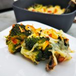 Schneller Nudelauflauf mit Brokkoli & Champignons. Ein einfaches Rezept für kinderleichtes Nudelgratin mit Mozzarella. Kochen & genießen!