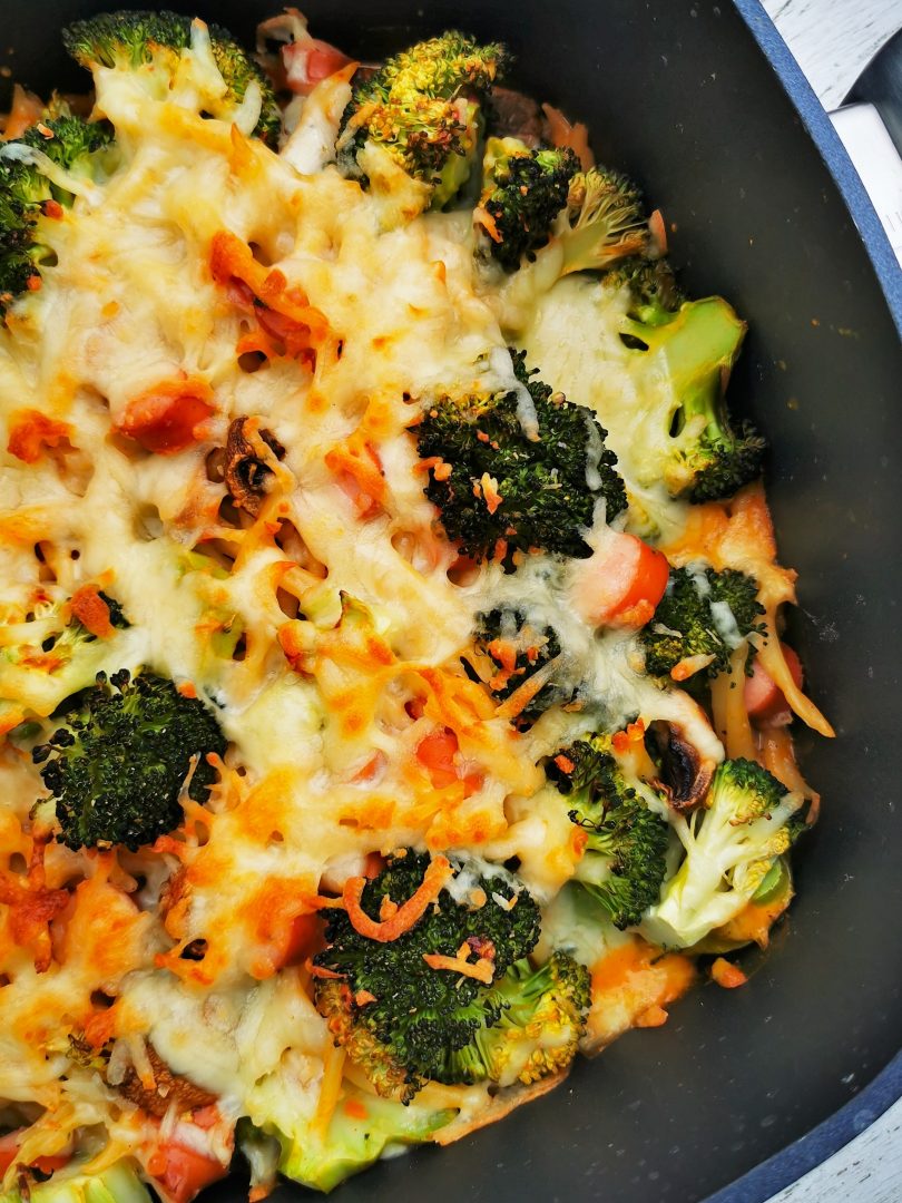 Einfach lecker kochen: Nudelauflauf mit Brokkoli, Würstchen und Champignons und einer leckeren Käsekruste aus Mozzarella