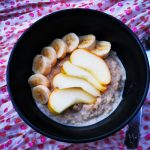 Hier bekommst du ein kinderleichtes Rezept für Pudding-Porridge mit Zimt. Einfache Zimt-Oats selber machen. Das perfekte Frühstück als Start.