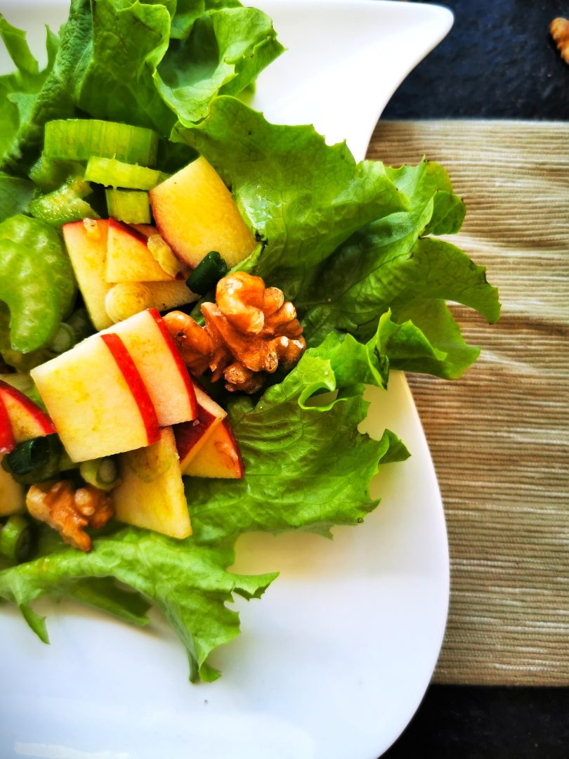 Knackiger Salat mit Apfel und Walnüssen - ein einfaches Rezept