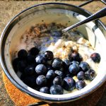 Hier findest du ein schnelles Rezept für Joghurt-Porridge mit Heidelbeeren - einfach, lecker und gesund. Das perfekte Frühstück: vegan!