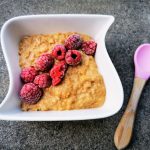 Ein einfaches Rezept für Koffein-Porridge mit gefrorenen Himbeeren. Für einen wachen Start in den Tag. Ein schnelles & gesundes Frühstück