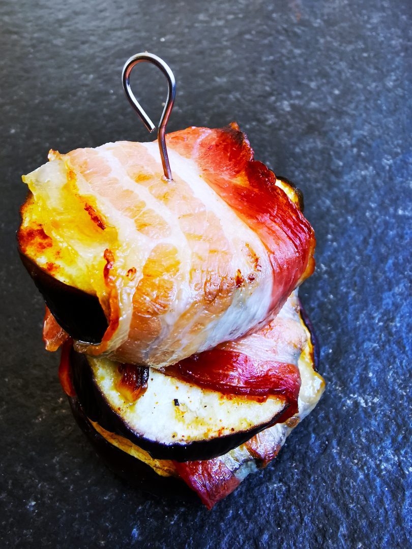 So einfach kannst du aus Auberginenscheiben und Bacon leckeres Fingerfood machen. 