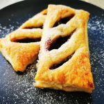 Süße Blätterteigtaschen mit Marmelade - ein kinderleichtes Rezept mit nur 3 Zutaten. Einfach backen.