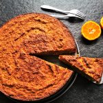 Saftiger Orangenkuchen mit ganzen Orangen - so einfach backen. Dieses Rezept ist kinderleicht & das Ergebnis unheimlich lecker! Ein Backrezept, das in keinem Haushalt fehlen darf.