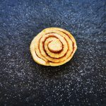 Saftige Zimtschnecken ohne Hefe - ein kinderleichtes Rezept für alle, die Cinnamon Rolls lieben. Nachbacken und genießen!