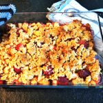 Hier findest du ein kinderleichtes veganes Rezept für Applecrumble ohne Mehl. Einfach backen und genießen. Das perfekte Rezept für den Herbst