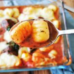 Hier findest du ein einfaches Rezept für vegetarischen Gnocchi-Auflauf, das binnen weniger Minuten im Ofen steht & herrlich köstlich schmeckt!