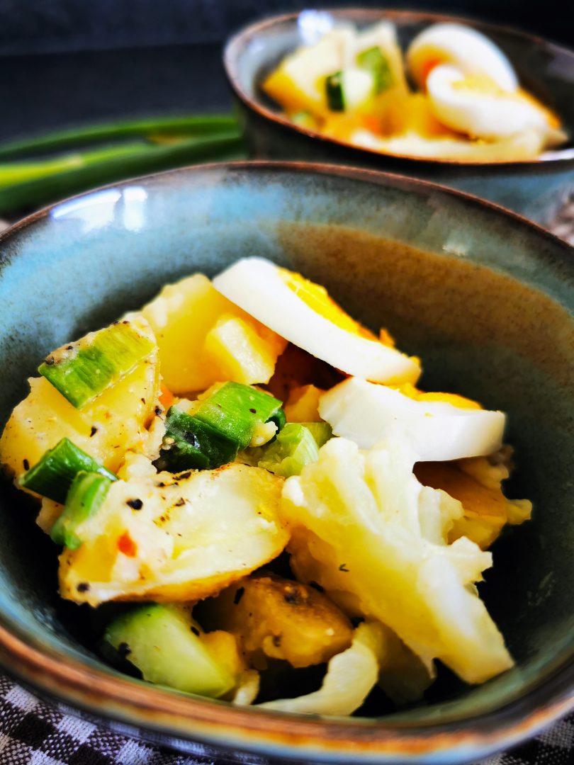 Ein einfaches Rezept für Blumenkohl-Kartoffelsalat