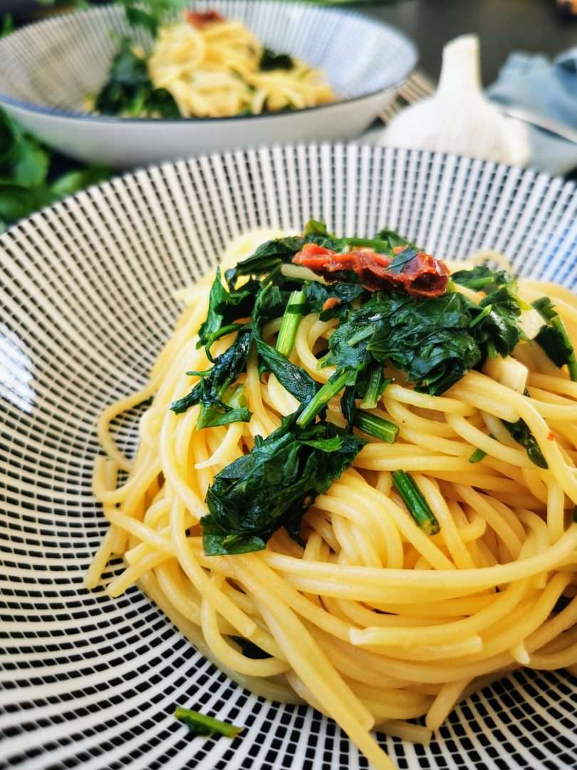 Pasta mit Petersilie, getrockneten Tomaten und Knoblauch - ein einfaches Rezept auf Cappotella, dem Foodblog für schlichten Genuss!