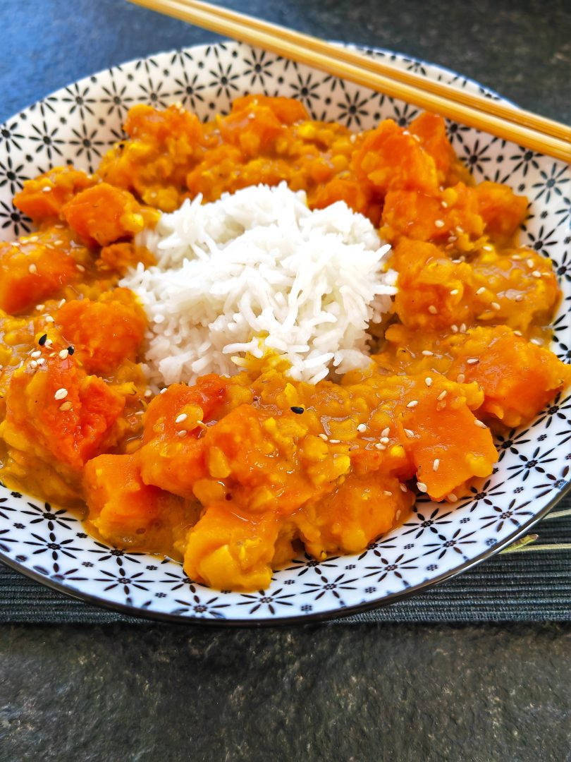 Curry Rezept vegan mit Butternut Kürbis auf Cappotella, dem Foodblog für einfachen Genuss.