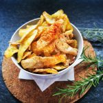 Hier findest du ein ganz einfaches Rezept für No Waste Kartoffelchips aus Kartoffelschalen. Günstig, schnell und lecker!